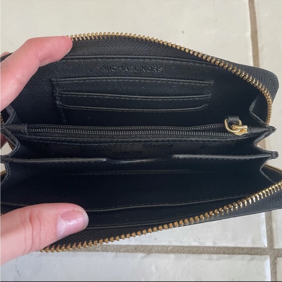 Michael Kors Wallet - Picture 5 of 7